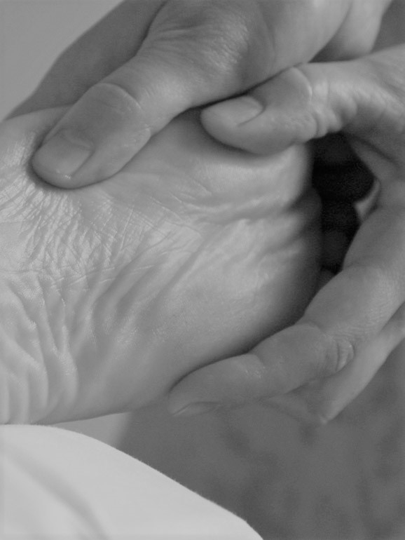 dakini_massage_classic_fuss_hand Massagehandtuch und Kerzen