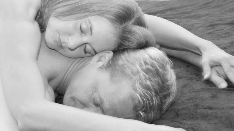 Eine Frau liegt und empfängt eine Dakini Tantra Massage